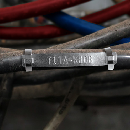 Installation d'étiquettes en inox embossée